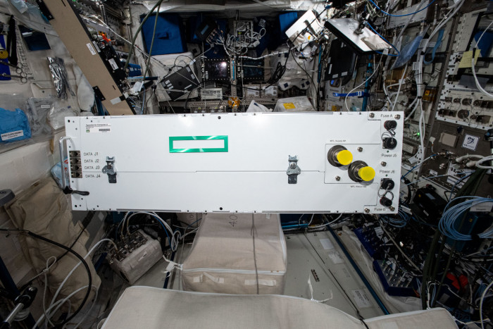 Nach dem Auspacken: Eines der redundanten Gehäuse des Spaceborne Computer 2 schwebt in der ISS. (Bild: Nasa)